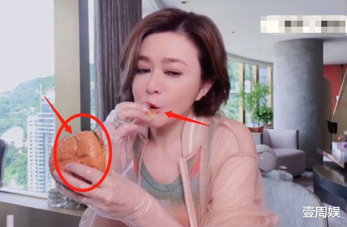 关之琳|59岁关之琳在豪宅啃汉堡，身材管理也不注重了，实在太接地气！