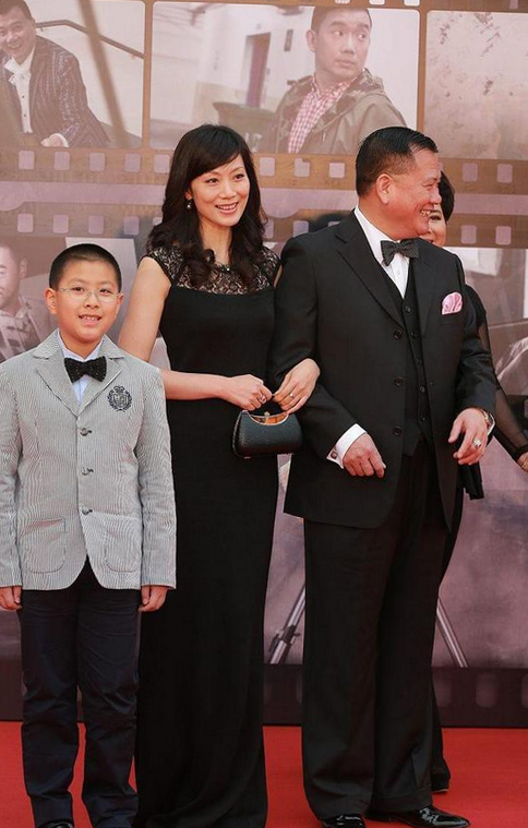 潮流前沿 万梓良小16岁娇妻太惊艳，穿黑裙搭斜刘海，尽显空姐端庄的气质