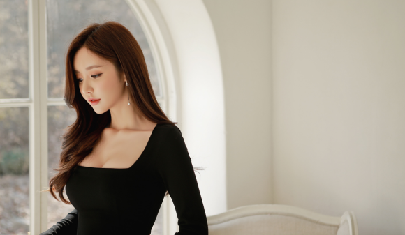 心壹文学|女神孙允珠高清时尚搭配：混沌暗流深黑宫廷紧肤连衣裙