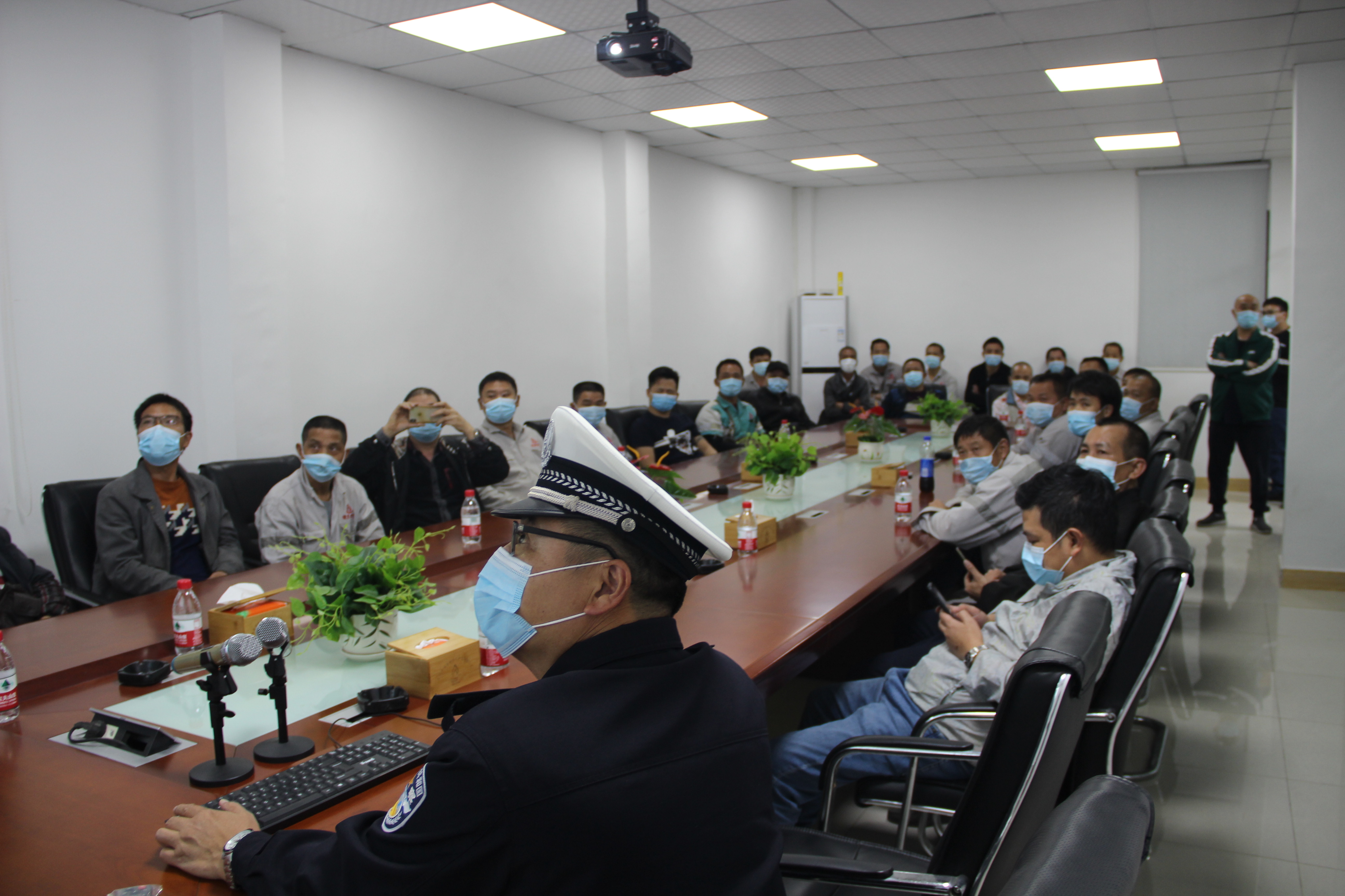 东莞交警 【护航春运】直击东莞交警的春运首日