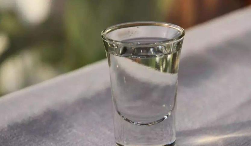 便秘|喝水时，一半热水兑一半冷水，会对身体造成伤害吗？越早知道越好