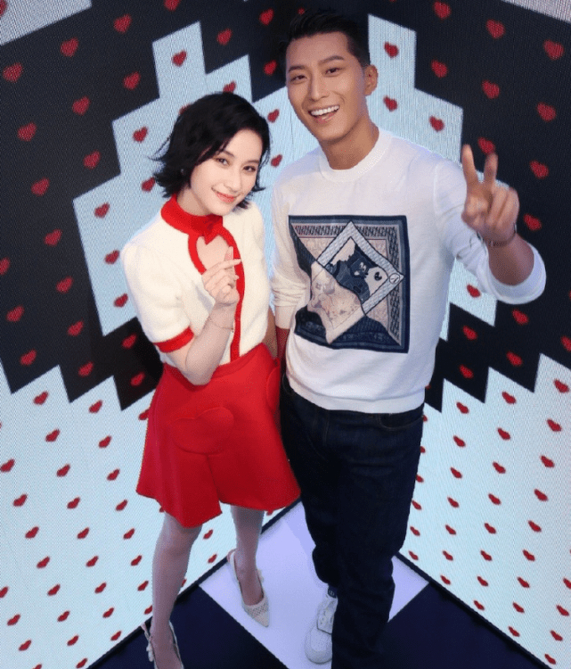 潮帮先生|何超莲终于换发型,剪短发配短裙俏皮又洋气,被窦骁当众亲脸好甜