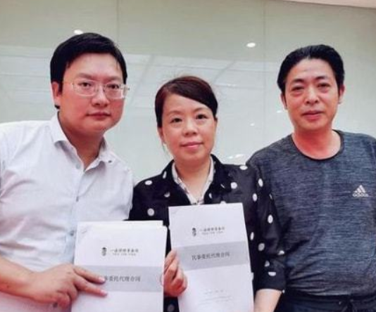 杜新枝|杜新枝获美女律师支持，打扮时髦去寻求真相，网友：别挣扎了