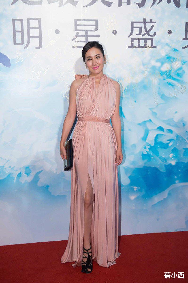 连衣裙|叶璇这样穿显得好丰满,粉色挂脖连衣裙配马尾,熟女韵味更惊艳