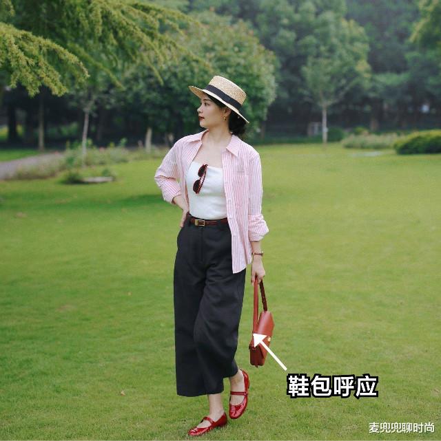 麦兜兜聊时尚|中年女人最爱的黑白配,再加入一点“亮色”,就会高级得令人神往