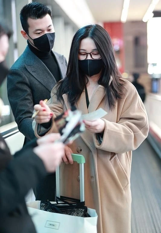 电影节|名媛朱珠没有华服红唇变路人！穿大衣高调走机场，老公明星脸超帅