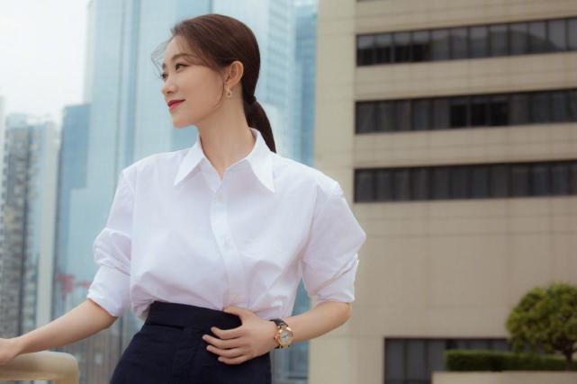 穿衣搭配|红气养人！张小斐职场造型终于不踩雷，黑白搭配简约高级优雅爆棚