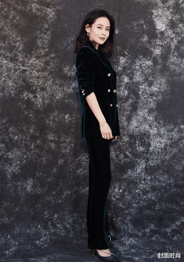 封面时尚 于明加能火不是没道理，身材瘦还会穿，穿西装后背全透视太高级了