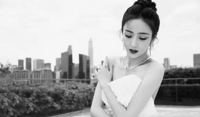 佟丽娅|佟丽娅穿着白色抹胸裙大秀香肩!魔鬼身材太性感妖娆