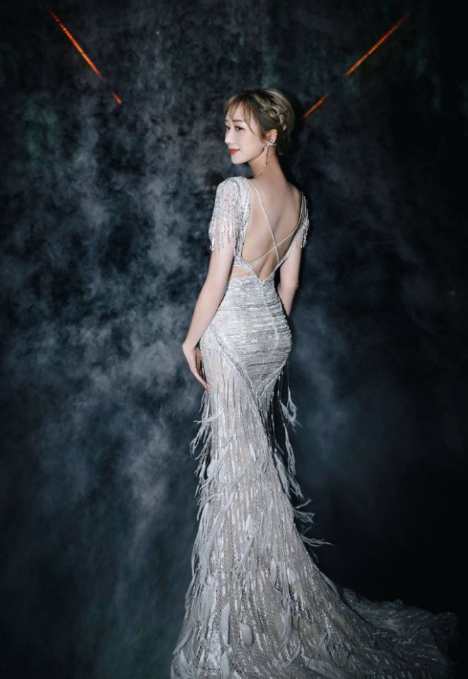 蒋丽莎|蒋丽莎穿丁字连体泳衣饱满火辣，陈浩民: 5年4剖，她太能生了