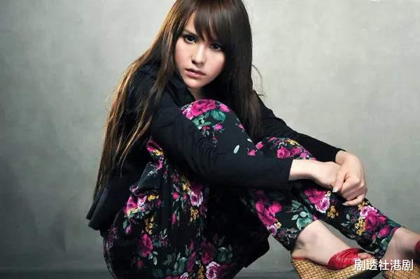 |香港著名靓模被曝欠债过亿不还，遭贴大字曝光，16岁时就怀孕生子