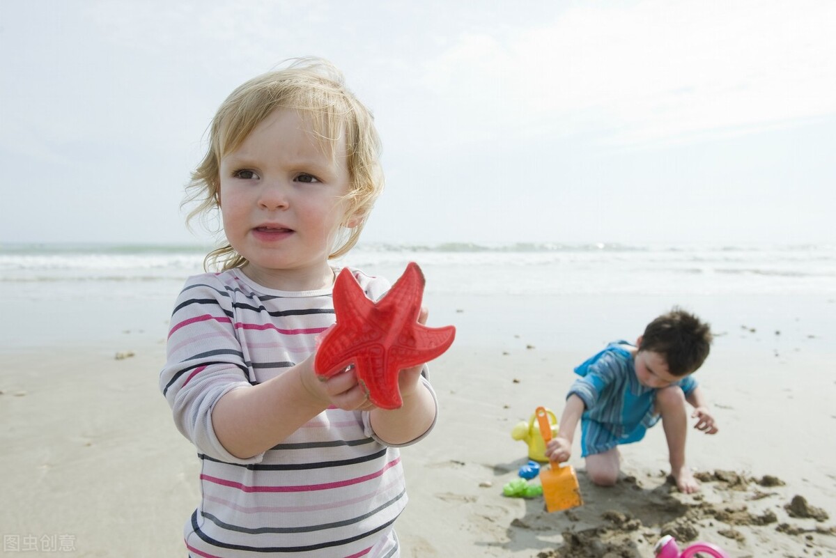 爸妈盒子|萌娃用手钓螃蟹，蟹钳夹手一边流泪一边装袋，场面令家长笑哭
