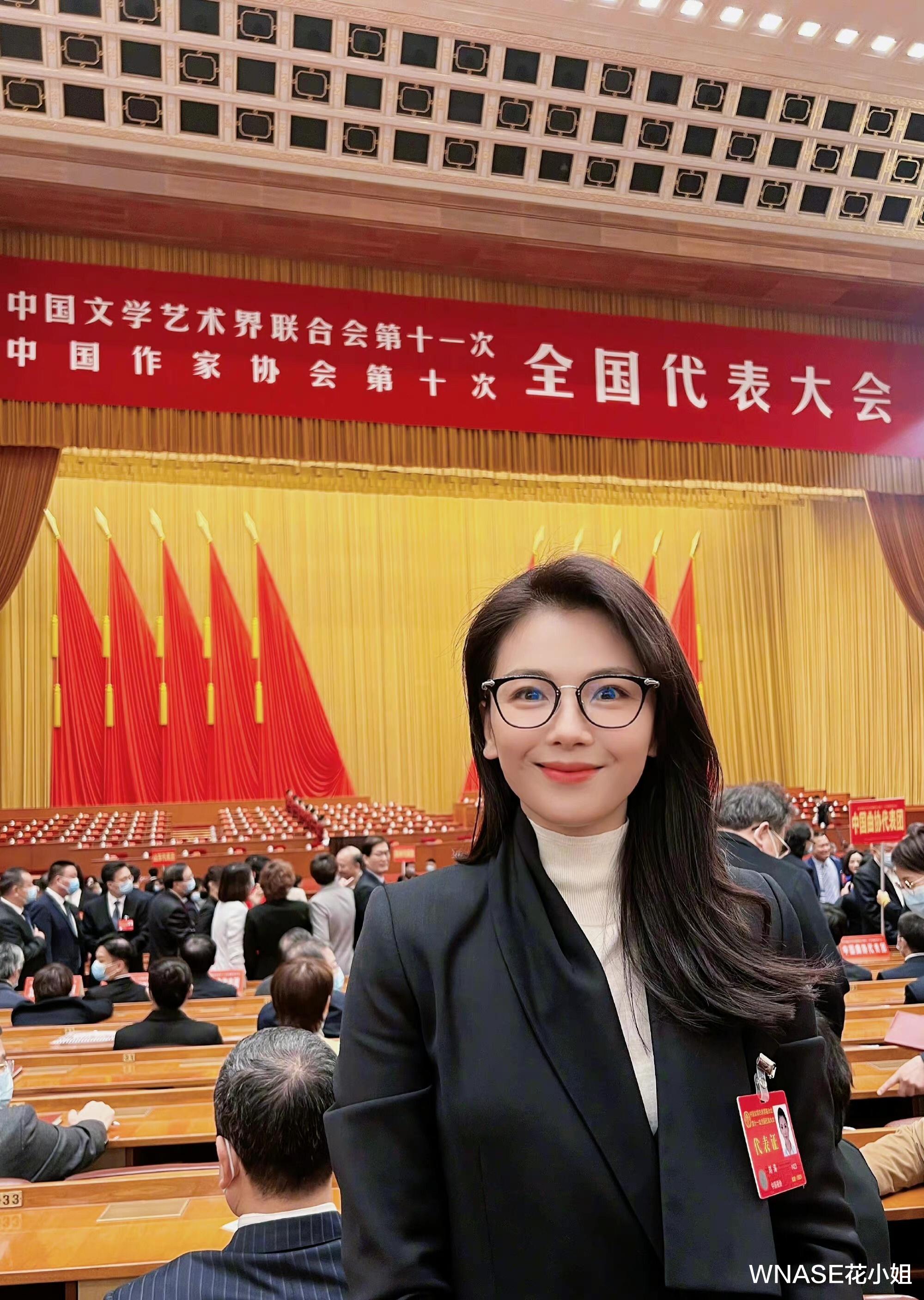 佟丽娅|根正苗红！佟丽娅晒“会议着装”很耀眼，多位女星穿着朴素但优雅