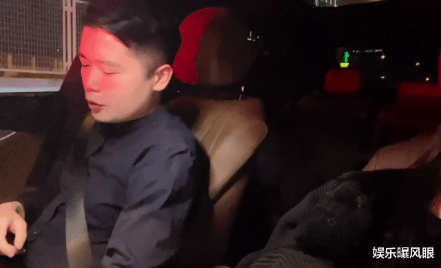 洪成成|洪成成参加朋友婚礼，联想到自己不禁哽咽，身边的男生急忙安慰