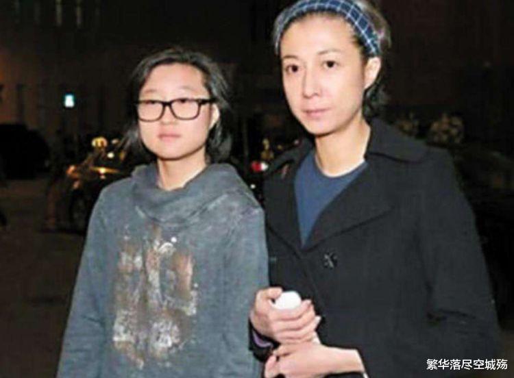 成龙|成龙为何这么绝情，不愿意承认小龙女？先看看吴绮莉当年做了什么