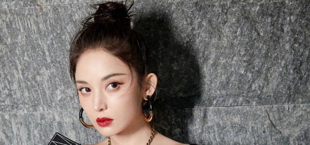 古力娜扎|古力娜扎气质很惊艳！身穿黑色荷叶边牛仔裙，上演酷飒红唇妆容