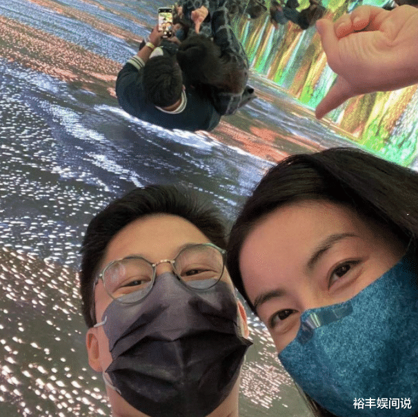 霍启刚|霍启刚郭晶晶长洲一日游！打扮朴素逛小吃街，吃五元一串的鱼蛋