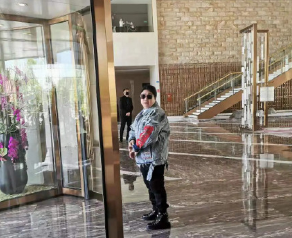 韩红|韩红暴瘦后罕见露面！减肥40斤瘦出尖下巴，穿六千元外套打扮潮流