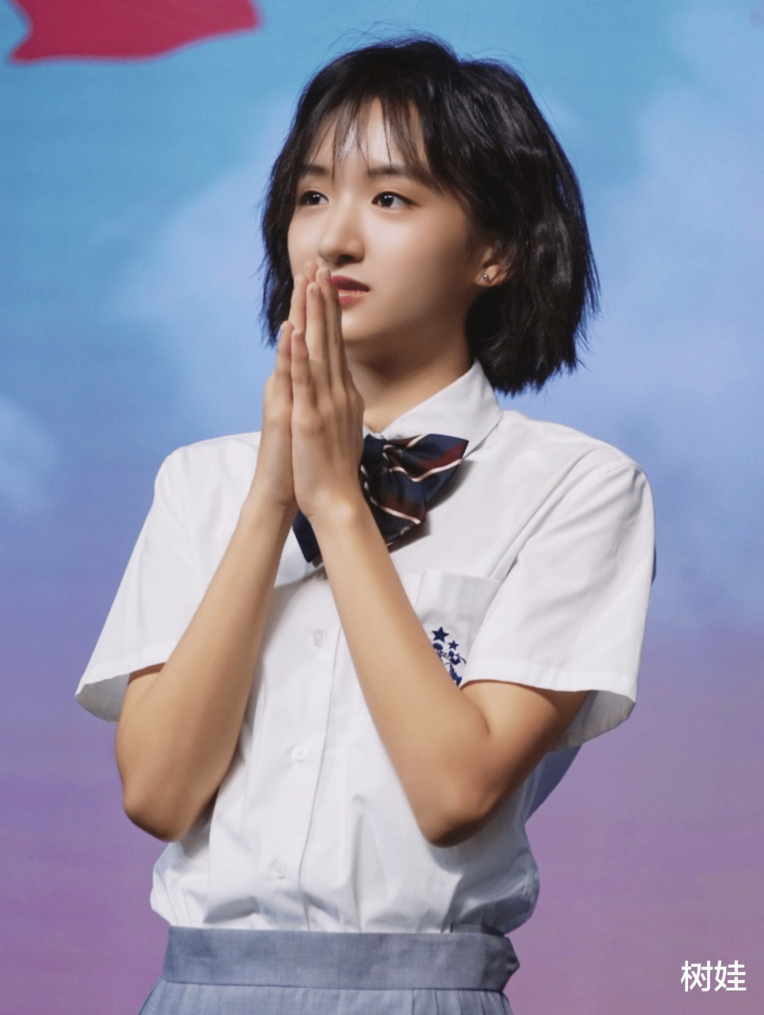 詹姆斯·邦德|柏安妮17岁女儿出道获好评，夺电影新人奖备受鼓舞，颜值不输母亲