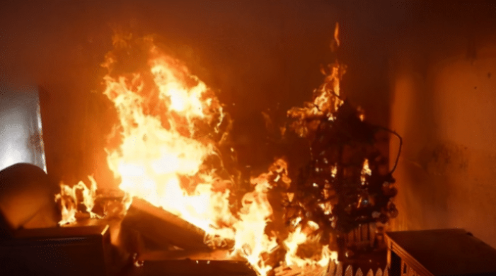 小点看世界 女子感情不顺,邀请亲友来家放火,涉事人:我不好过你们都别活