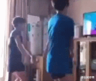 利智|全红婵蹦迪！左右摆动节奏感太强，自己都笑场了，看着就像广场舞