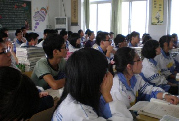 一更育儿|高中生出现三种表现，代表成绩要“下滑”，家长及时“干预”