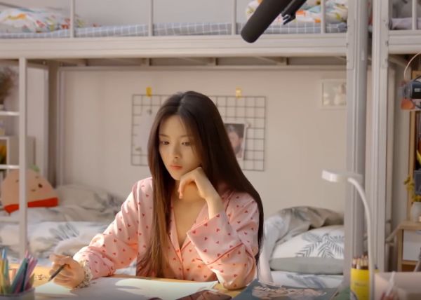 杨超越|杨超越节目宿舍曝光,谁注意她床边贴的海报?网友:确定女明星