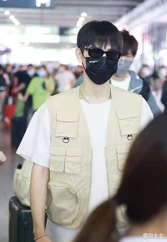 陈飞宇|陈飞宇改中国籍后首次露面,打扮清爽被簇拥装高冷,仨助理排场大