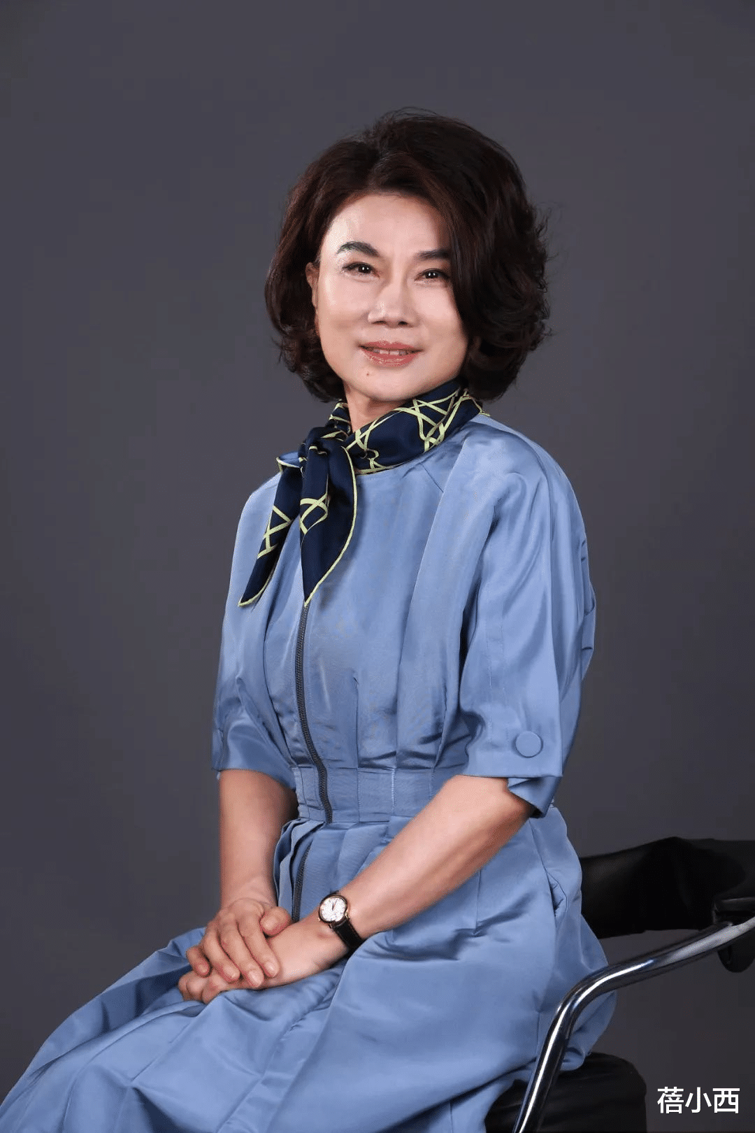 蓓小西|董明珠越老越有时尚感，把衬衫当做外套来穿，再配白色内搭超减龄