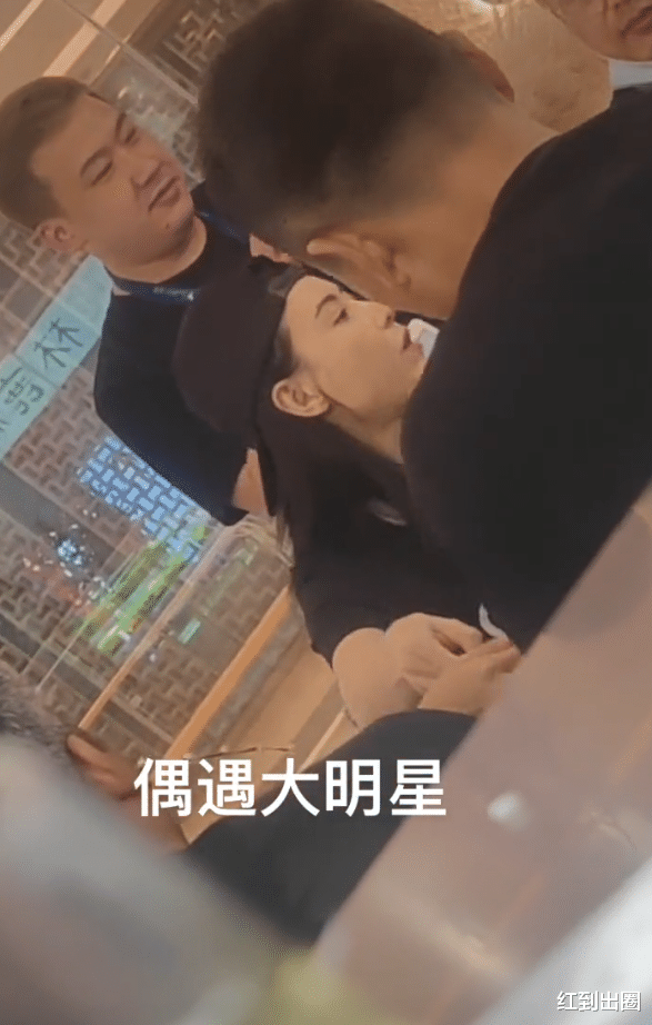 哥哥|路人偶遇张柏芝吃烤肉，多位男性友人相陪，生三胎后桃花运不断