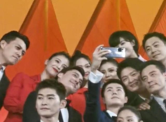 何沐青谈|七一晚会:李现杨紫同框,王一博自拍引众星聚集,靳东插不进去