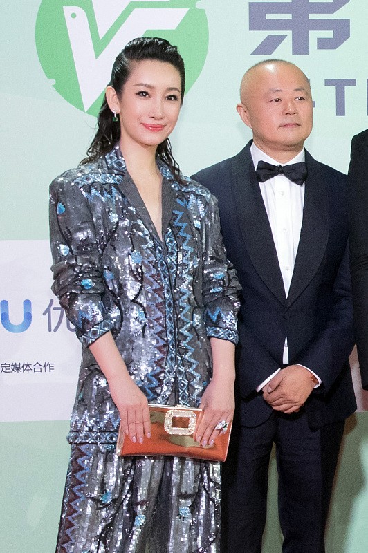 小白爱美搭 秦海璐发型有点贴头皮，黑色长裙也挺显壮，但看着真有气势