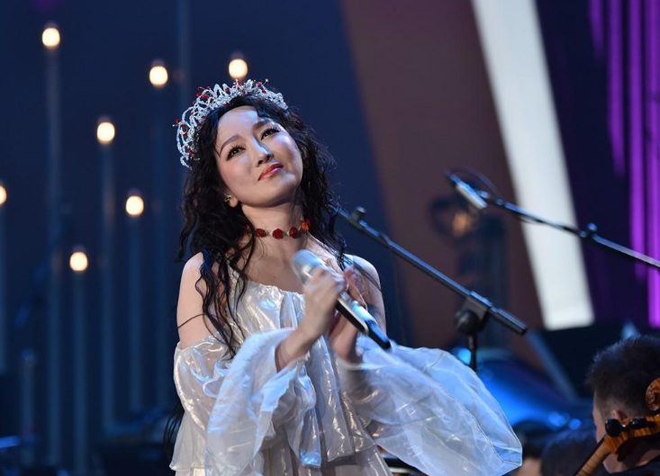 萨顶顶|有种“整容”叫萨顶顶卸妆，神婆变女神，网友：要这样早红了