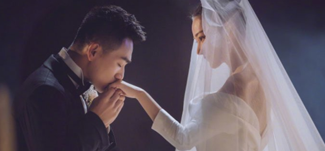 张馨予|张馨予戴假发晒美照，质疑老公身材，被强壮的胳膊抢镜后生气了？