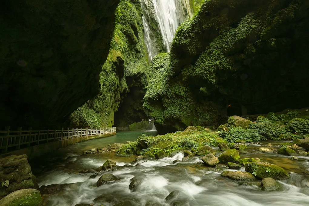 新广西 据说这是国内最美的景观公路之一,沿着它走,可以到达“秘境桃花源”