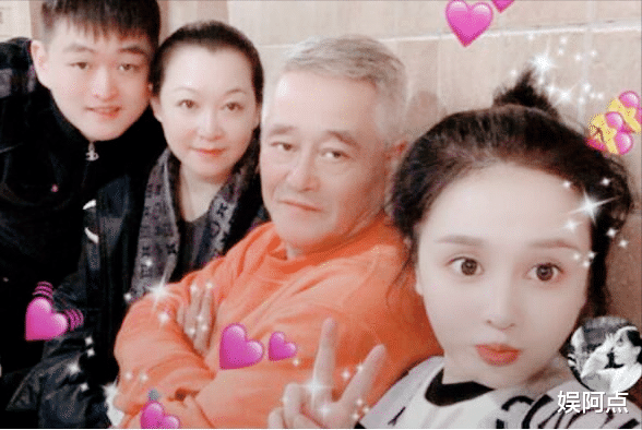 赵一楠|赵本山儿子恋爱了？女方大秀“蚂蚁腰”，赵一楠配合跳舞显默契！