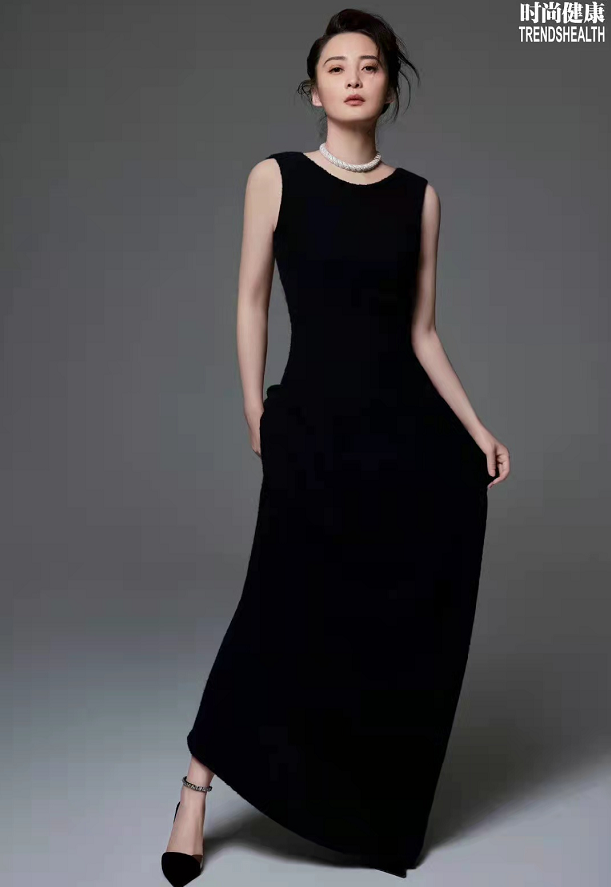 蒋勤勤|46岁蒋勤勤魅力太大！新大片穿低领裙秀身材超性感，真羡慕陈建斌