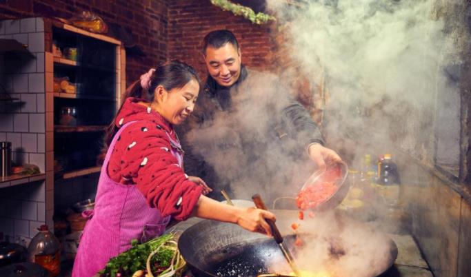 |牛爱芳夫妇翻车后，桃子姐的视频风格也变了，网友：着急变现？