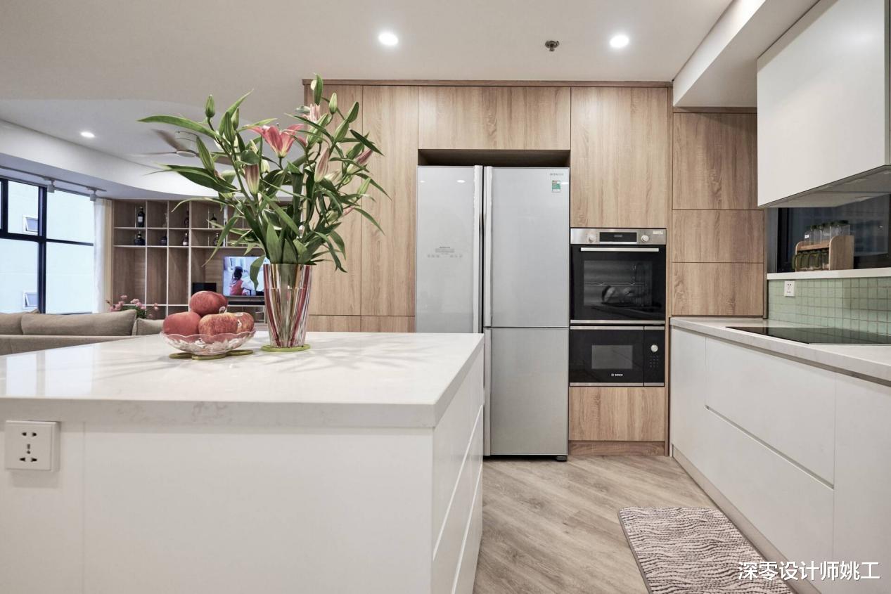 发现一个三口之家的134㎡，客厅电视墙打弧形地台，那叫一个气派