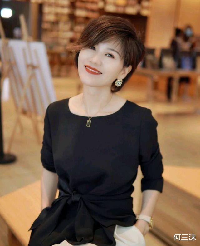 何三沫|耀眼夺目的穿搭不如简约精致，合适的穿搭，会给人很高级的美感