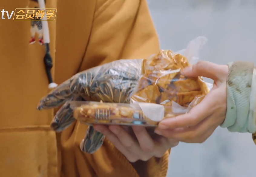 杨紫|比黄磊还狠？张艺兴杨紫去拿东西，装满四个手套，导演放话别来了