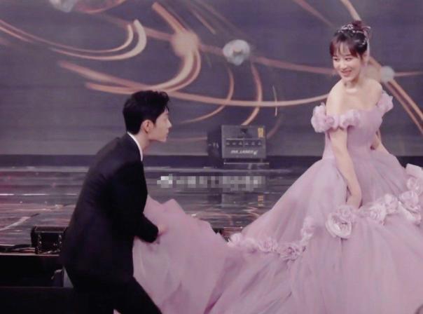 杨紫|微博之夜：贾玲杨紫错位照，王一博口罩赢了，肖战化身宠紫狂魔