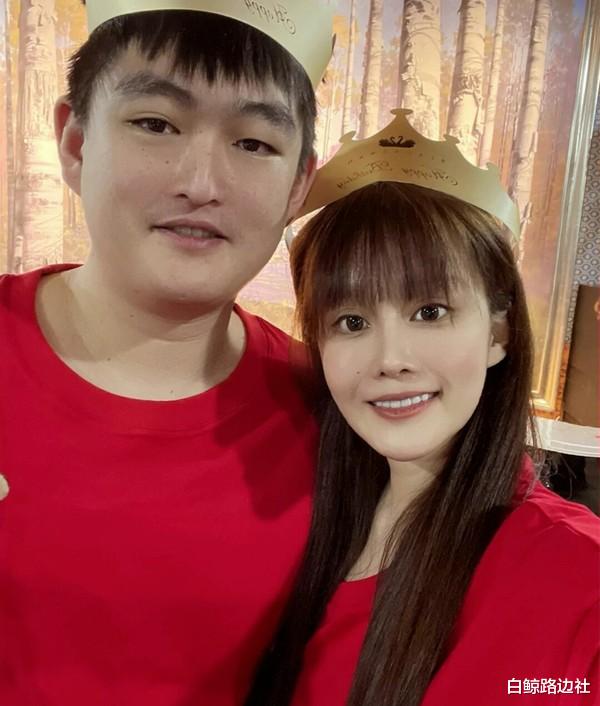 赵本山|63岁赵本山近照曝光！穿红衣为龙凤胎庆生，在家吃冰棍钓鱼太悠闲