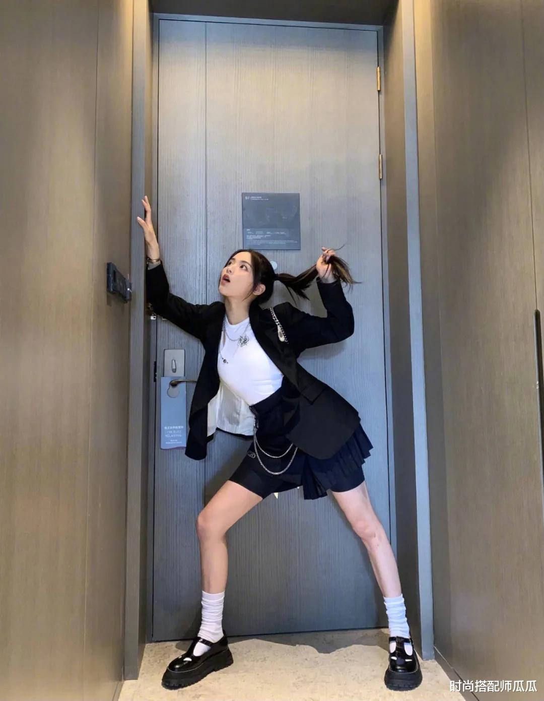 时尚搭配师瓜瓜|时髦的女人都不穿小白鞋了,今夏流行这“3双鞋”,小个子也合适