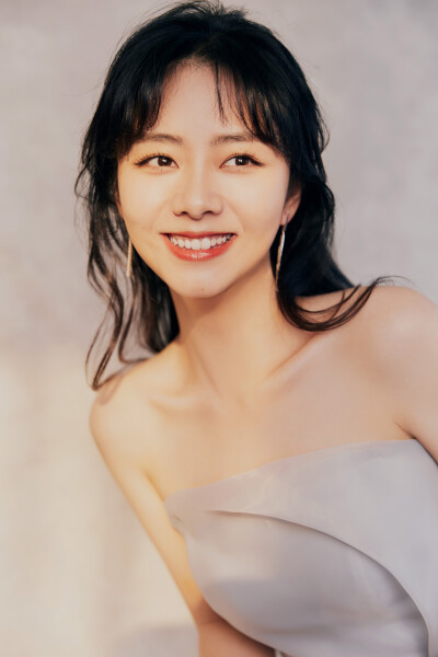 谭松韵|谭松韵又一新剧来袭！造型大变，少女摇身一变成职场精英