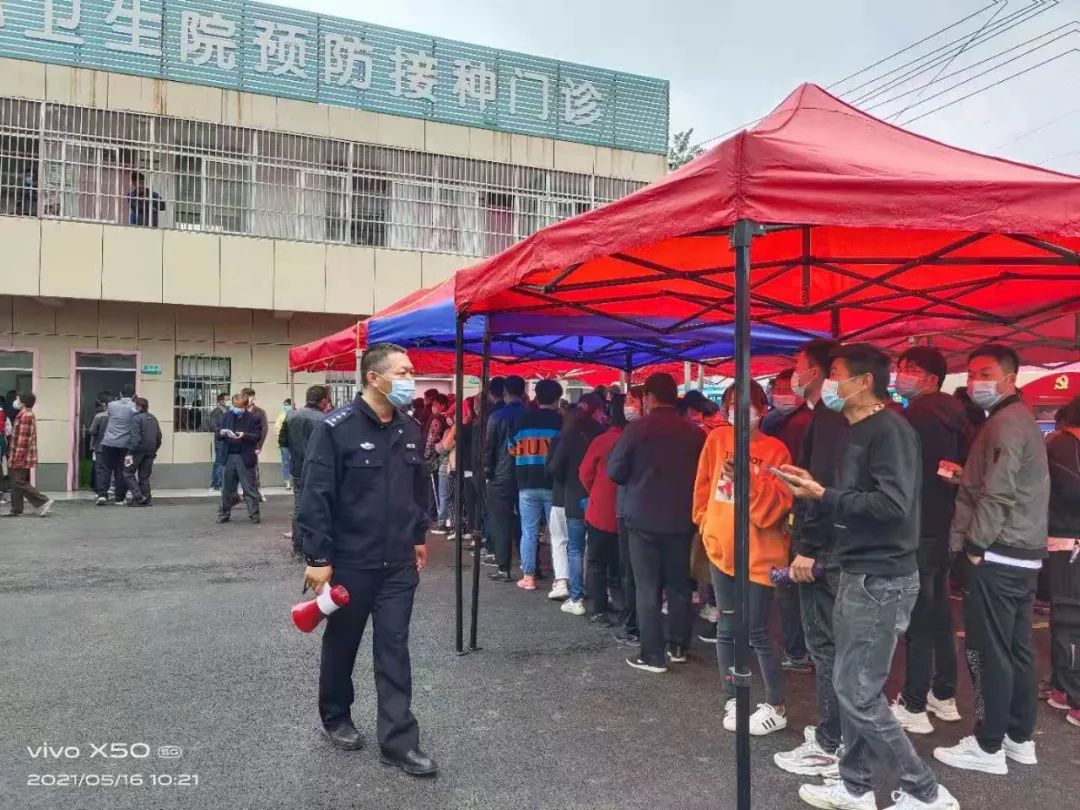 时代安徽 安徽阜南：在各疫苗接种现场，有一群最可爱的人，他们叫公安民警