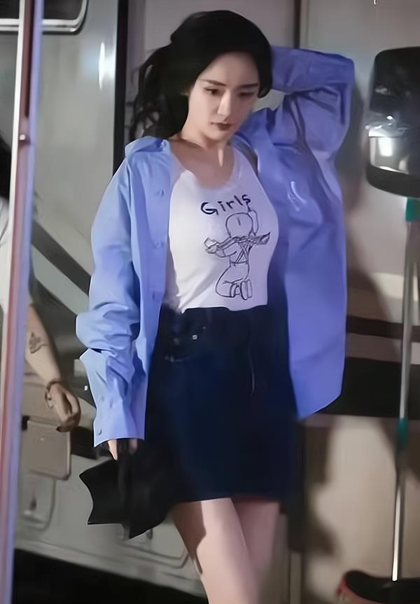 杨幂|杨幂路透照引争议！随意撩头发展露真实身材，被网友指责故意摆拍