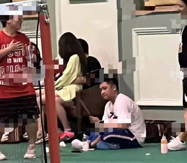 王思聪|王思聪打球被偶遇，疲态明显脸肿露凶相，美女当众坐其大腿被吐槽