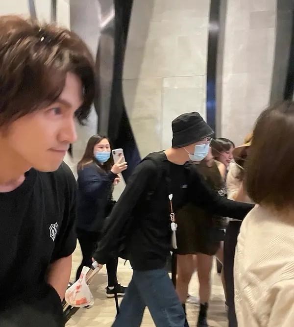 李承铉|哥哥成团夜录制曝光：戚薇李承铉表演《天上飞》，宁静独唱主题曲