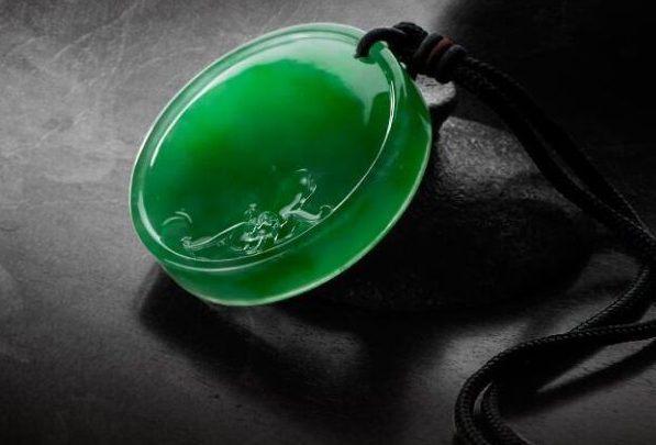 翡翠|翡翠为什么以绿为尊，其他的颜色不值钱吗？看完你就明白了